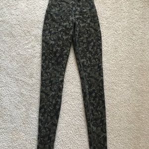 LuluLemon Wonder Under High Rise Pants (Size 4)